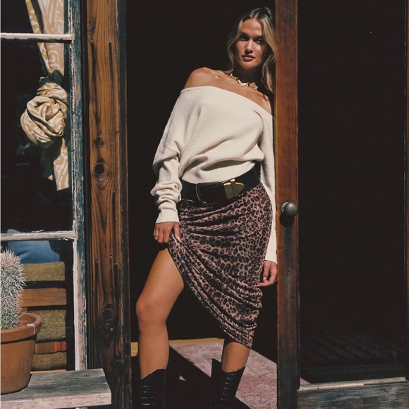 12th tribe Margot cream asymmetrical sweater - Picture 5 of 5